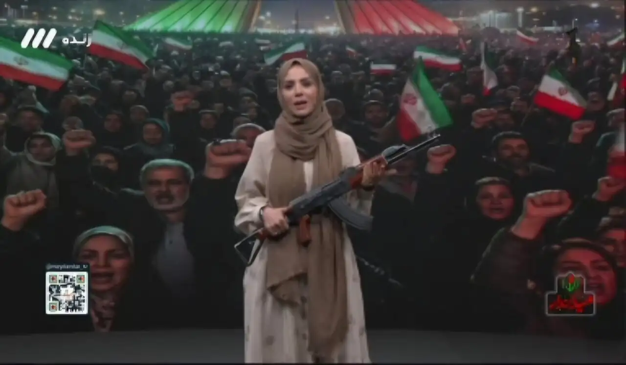 حضور مجریان صدا و سیما در آنتن زنده با اسلحه + عکس