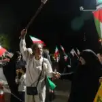 با حرف‌های مفت بی‌حجاب و با حجاب خون آقا را پایمال نکنید/ کنایه یک مداح در تجمع شبانه به امام جمعه رشت