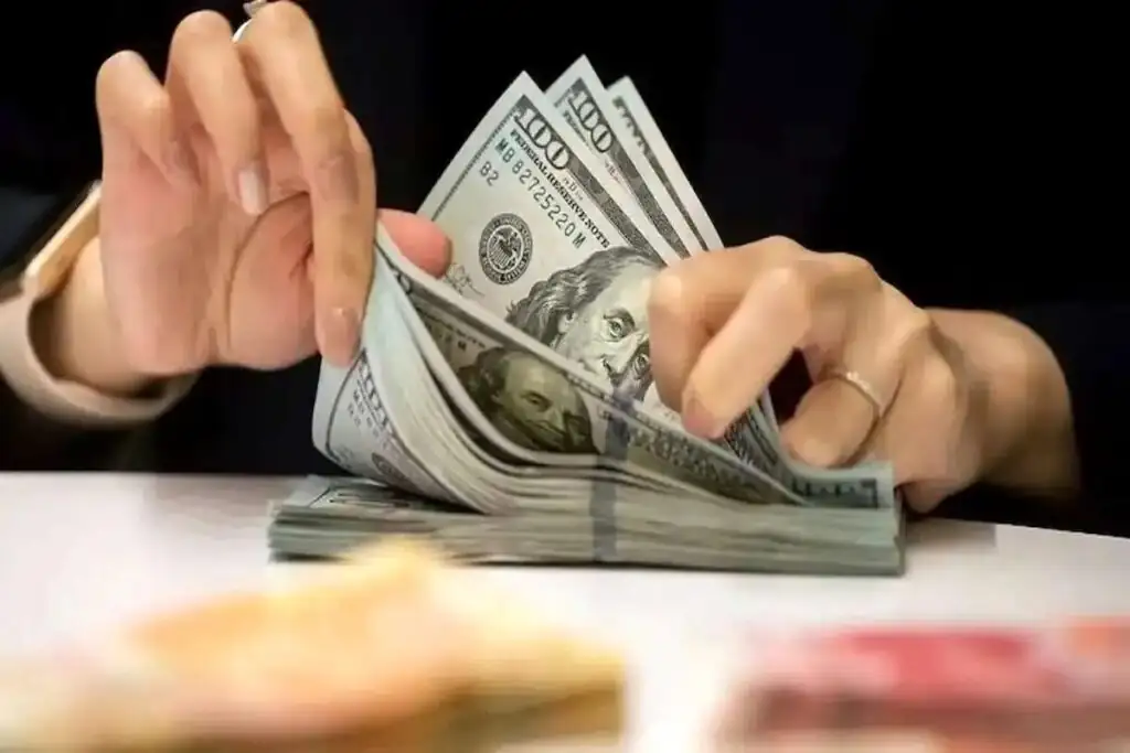 قیمت دلار می‌ریزد؟
