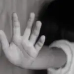 حبس دو دختربچه به مدت یک ماه در توالت توسط نامادری