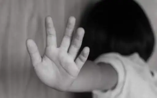 حبس دو دختربچه به مدت یک ماه در توالت توسط نامادری