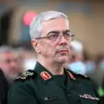 قابی قدیمی از شهید باقری در کنار مداح معروف +عکس