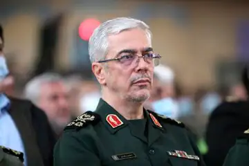 قابی قدیمی از شهید باقری در کنار مداح معروف +عکس