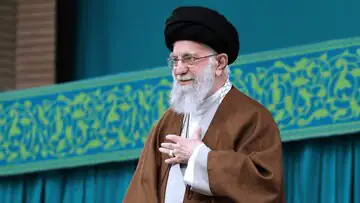 رهبر شهید انقلاب در مناطق زلزله‌زده سرپل ذهاب و بازدید از چادرهای زلزله زدگان + تصاویر