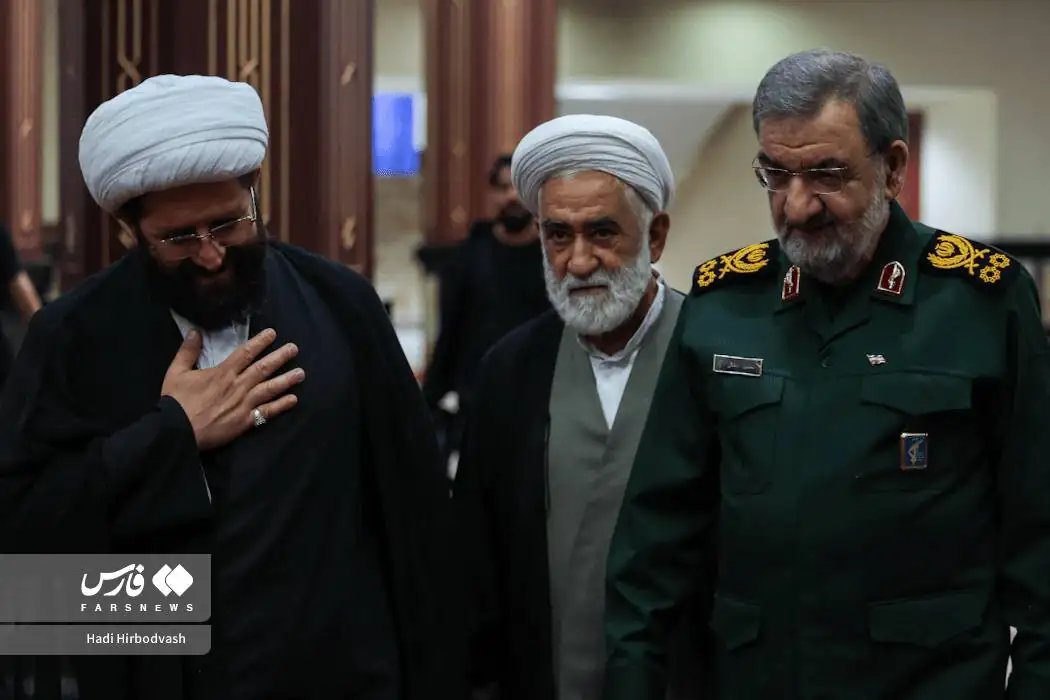 عکسی از نوه‌های امام خمینی در کنار رئیس قوه قضائیه/ محسن رضایی با لباس نظامی آمد+ تصاویر