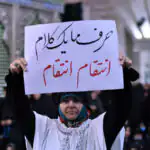 شعار یک زن کفن پوش در مراسم سالگرد رحلت امام خمینی/ تصاویری از پلاکاردها در حاشیه مراسم
