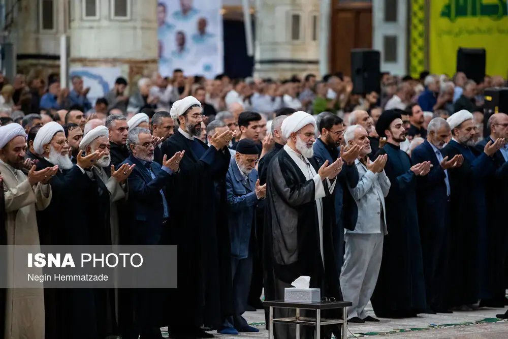 نماز جمعه تهران در مرقد امام(ره)؛ از بالا بردن پرچم انتقام در بین نمازگذاران تا سر کردن پرچم حزب الله لبنان + تصاویر