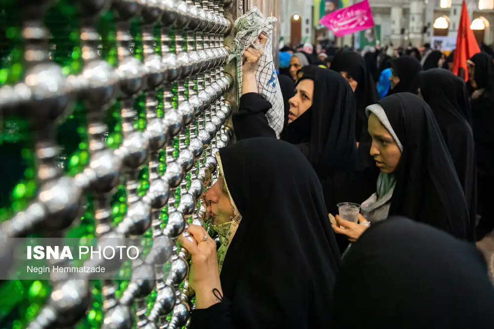 نماز جمعه تهران در مرقد امام(ره)؛ از بالا بردن پرچم انتقام در بین نمازگذاران تا سر کردن پرچم حزب الله لبنان + تصاویر