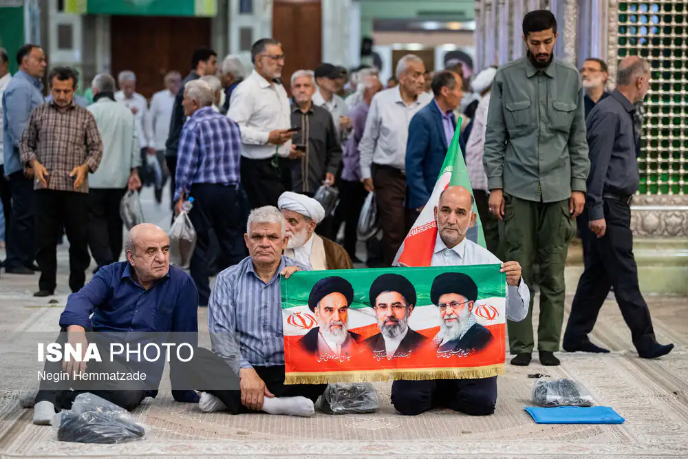 نماز جمعه تهران در مرقد امام(ره)؛ از بالا بردن پرچم انتقام در بین نمازگذاران تا سر کردن پرچم حزب الله لبنان + تصاویر