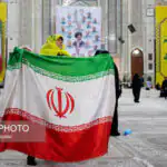 نماز جمعه تهران در مرقد امام(ره)؛ از بالا بردن پرچم انتقام در بین نمازگذاران تا سر کردن پرچم حزب الله لبنان + تصاویر