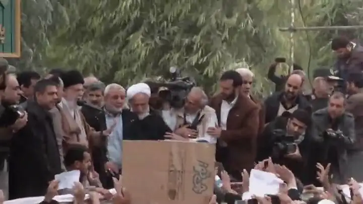 رهبر شهید انقلاب در مناطق زلزله‌زده سرپل ذهاب و بازدید از چادرهای زلزله زدگان + تصاویر
