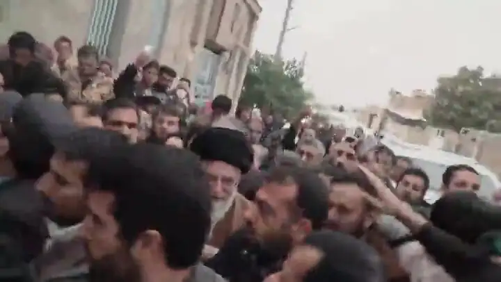 رهبر شهید انقلاب در مناطق زلزله‌زده سرپل ذهاب و بازدید از چادرهای زلزله زدگان + تصاویر