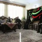 دیدار اعضای دفتر رهبر شهید انقلاب با خانواده یک شهید+ تصاویر
