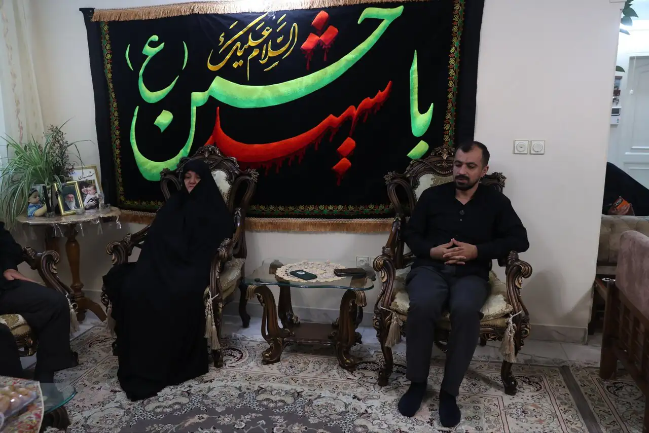 6428694 دیدار اعضای دفتر رهبر شهید انقلاب با خانواده یک شهید+ تصاویر