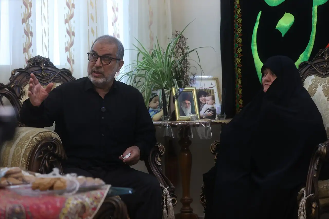 6428695 دیدار اعضای دفتر رهبر شهید انقلاب با خانواده یک شهید+ تصاویر