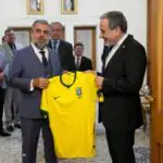 اهدای پیراهن برزیل و اروگوئه به عراقچی/  فوتبال چگونه به زبان مشترک دیپلماسی تبدیل می‌شود؟