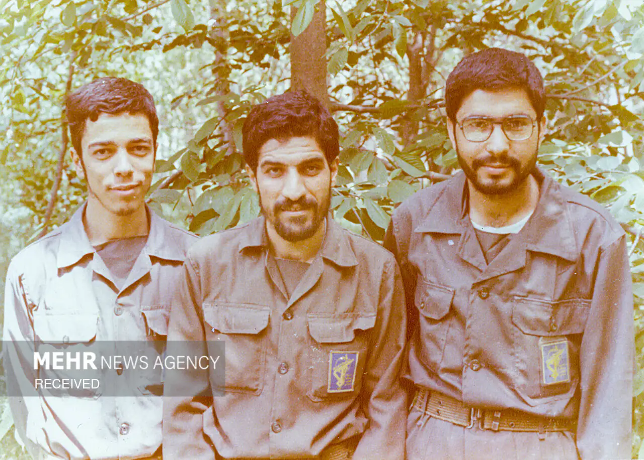 قابی قدیمی از شهید باقری در کنار مداح معروف +عکس
