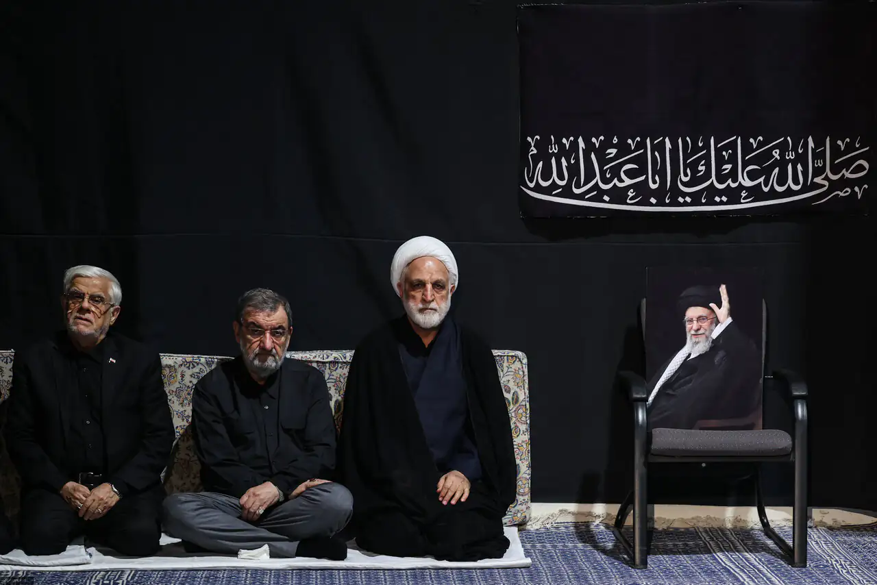 تصاویری از مراسم عزاداری شب تاسوعا در جوار محل شهادت رهبر شهید/ محسن رضایی با لباس شخصی آمد/ سلام و احوالپرسی باهنر با حداد عادل