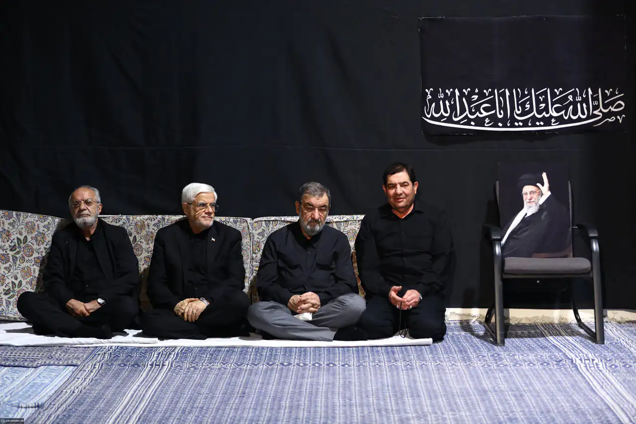 تصاویری از مراسم عزاداری شب تاسوعا در جوار محل شهادت رهبر شهید/ محسن رضایی با لباس شخصی آمد/ سلام و احوالپرسی باهنر با حداد عادل