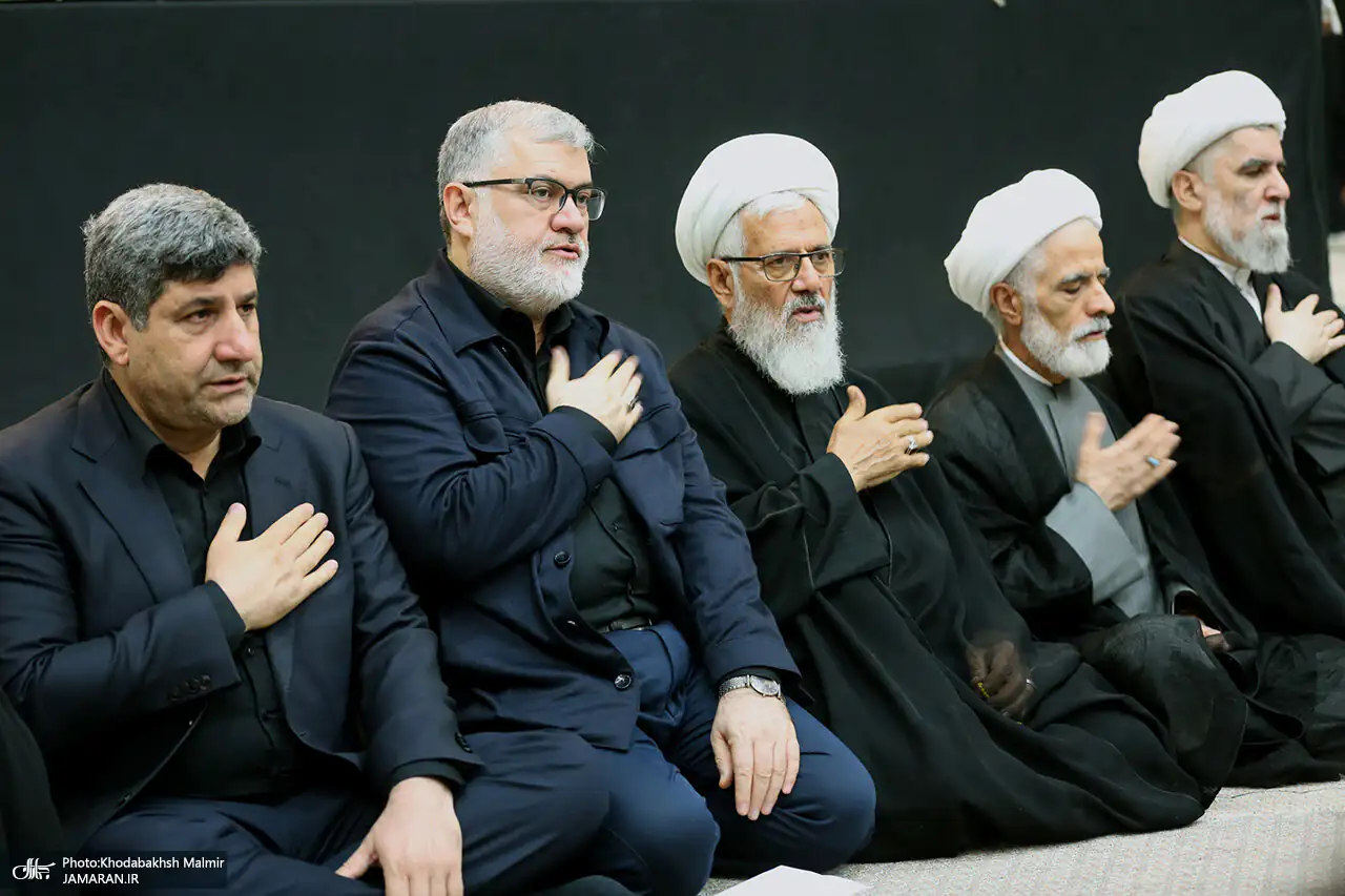 عکسی متفاوت از مسعود پزشکیان در کنار سید یاسر خمینی/ زهرا پزشکیان همنشین دختر امام (ره) شد/ علی یونسی و مهدی هاشمی هم بودند+ تصاویر