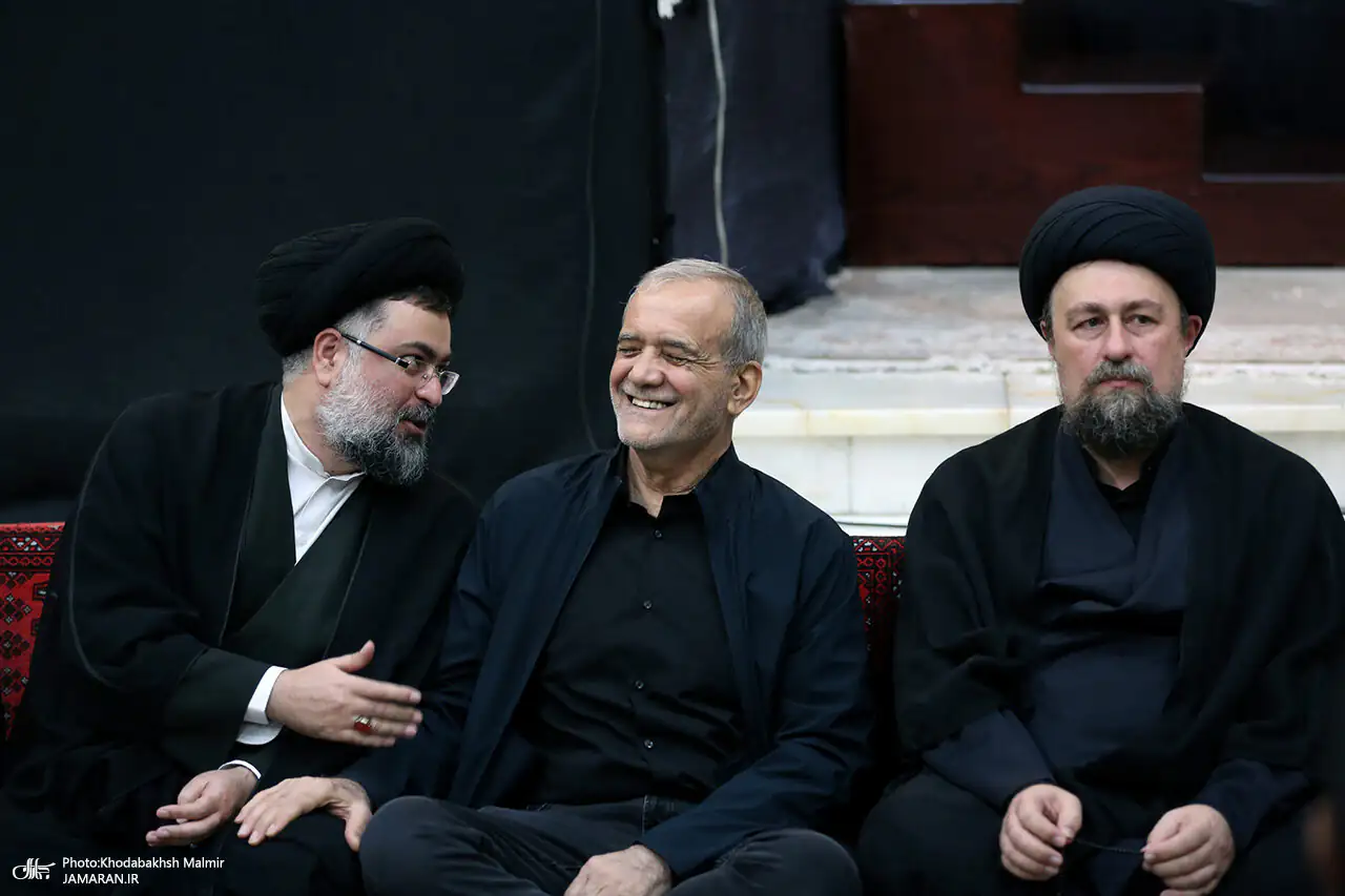 عکسی متفاوت از مسعود پزشکیان در کنار سید یاسر خمینی/ زهرا پزشکیان همنشین دختر امام (ره) شد/ علی یونسی و مهدی هاشمی هم بودند+ تصاویر