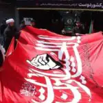 برافراشتن پرچم خونخواهی رهبر شهید انقلاب در مقابل رواق کشوردوست