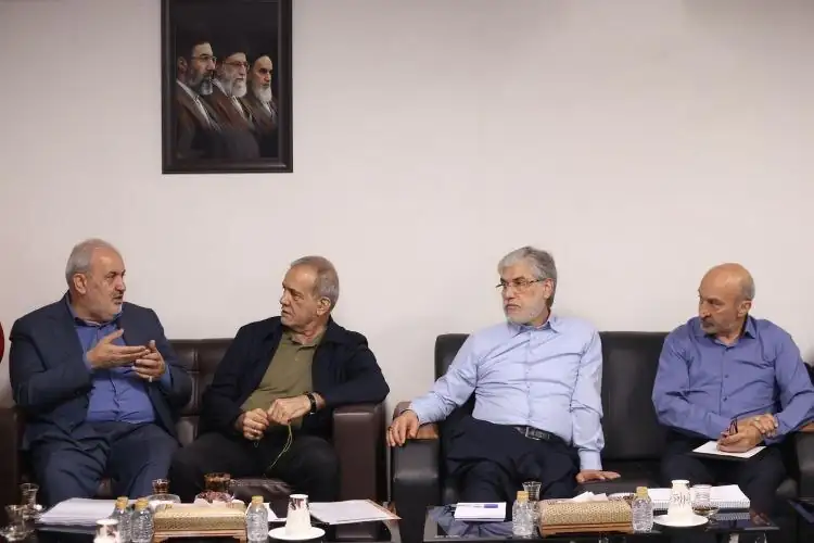 پوشش متفاوت پزشکیان در جلسه دولت / لباس رئیس‌جمهور خبرساز شد