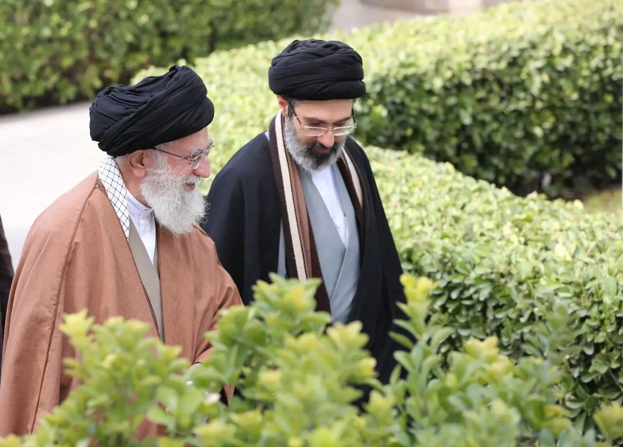 تصویری دیده نشده از آیت الله خامنه‌ای در کنار رهبر شهید انقلاب