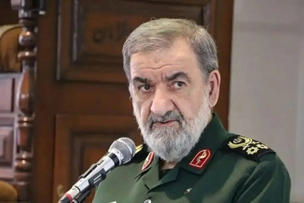 گریه محسن رضایی مقابل صندلی رهبر شهید + عکس