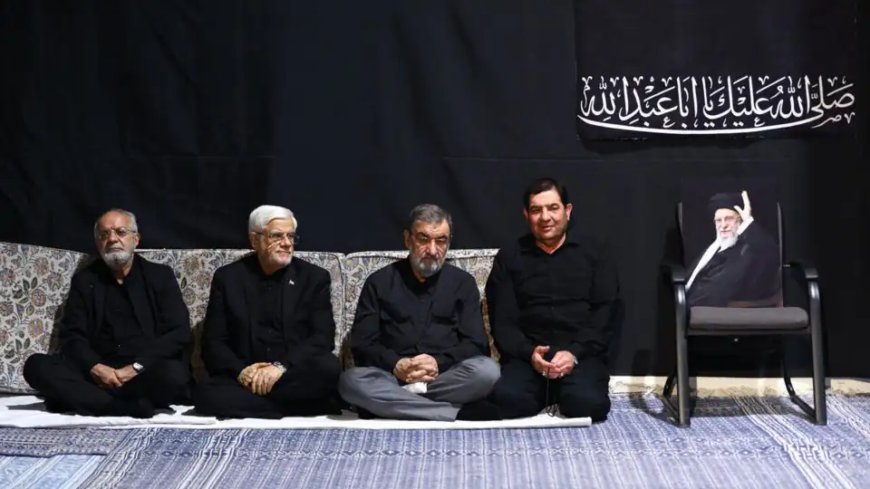 گریه محسن رضایی مقابل صندلی رهبر شهید + عکس گریه محسن رضایی مقابل صندلی رهبر شهید + عکس