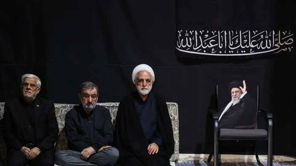 گریه محسن رضایی مقابل صندلی رهبر شهید + عکس گریه محسن رضایی مقابل صندلی رهبر شهید + عکس