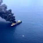 ماجرای اصابت پرتابه به کشتی باری در شرق عمان چیست؟/ زنگ خطر برای امنیت دریایی