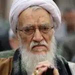 وداع آیت‌الله موحدی کرمانی با پیکر رهبر شهید انقلاب