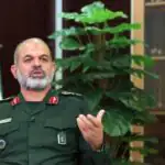 اولین حضور فرمانده کل سپاه در انظار عمومی بعد از جنگ/ احمد وحیدی در مصلی تهران+ عکس