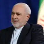 تصویری از حضور ظریف در روضه منزل شهید لاریجانی