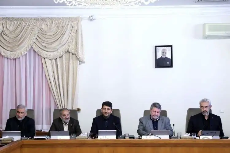 تصاویری از جلسه هیئت دولت/ سرپرست وزارت دفاع با لباس سپاه به دولت رفت/ زاکانی هم بود