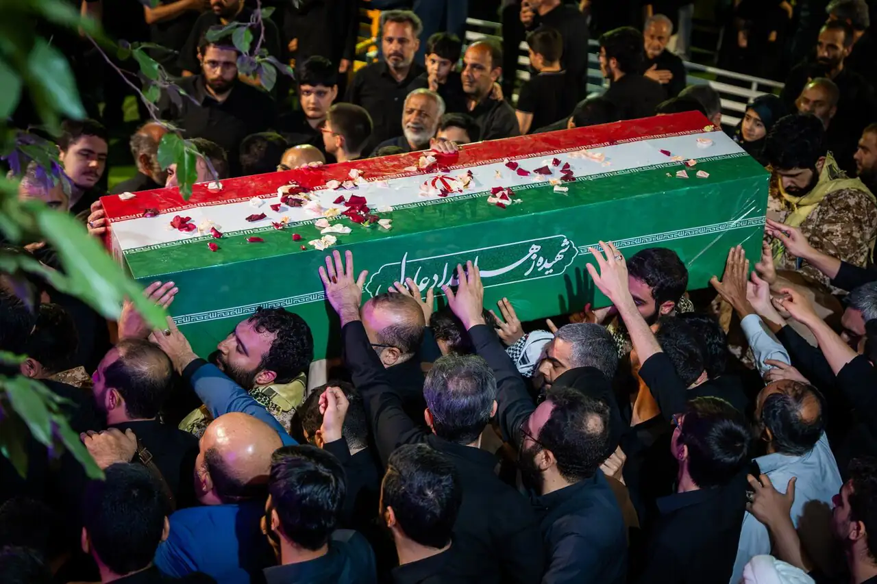 اولین تصاویری از پیکر همسر شهید رهبر انقلاب/ گریه‌های حدادعادل در وداع با دخترش/ مراسم کجا برگزار شد؟
