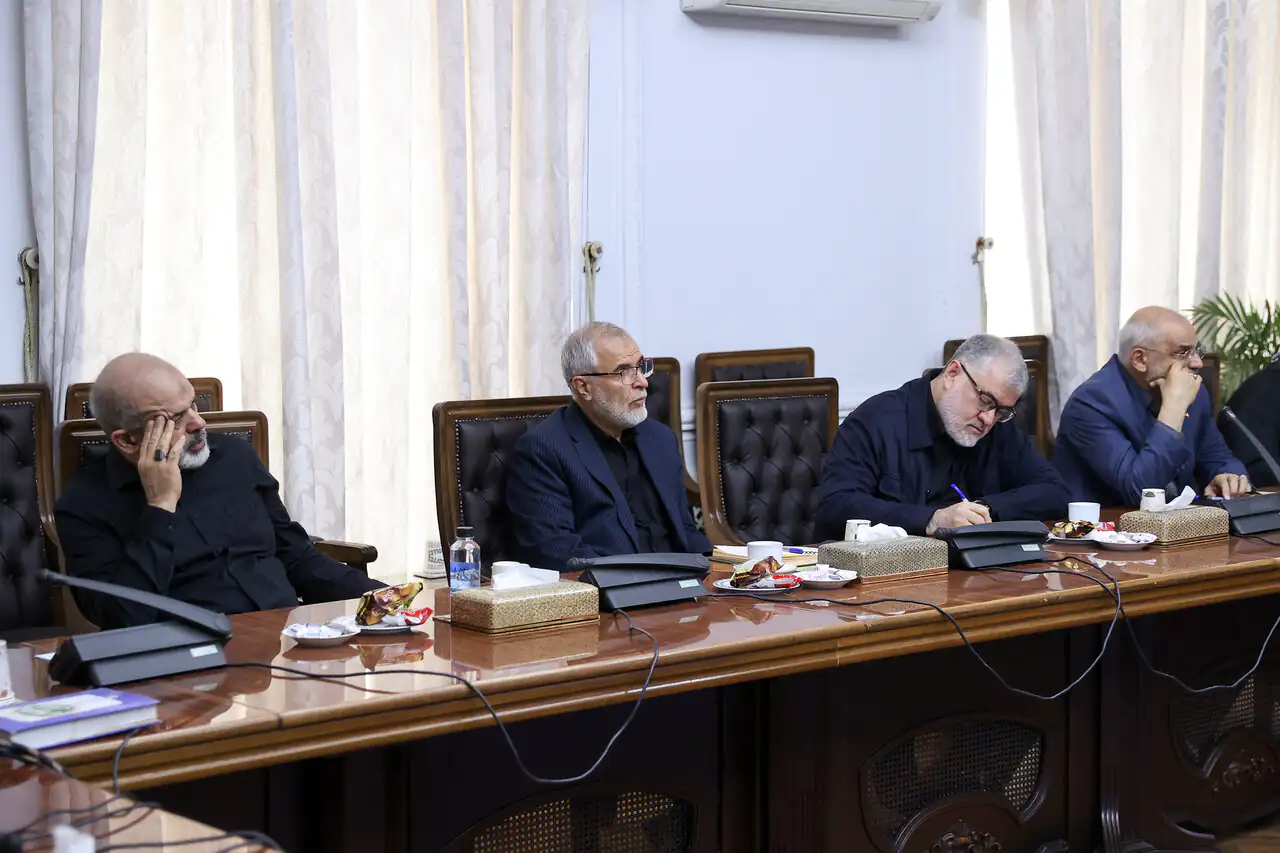 6437736 تصاویری از جلسه ستاد برگزاری مراسم تشییع رهبر شهید با حضور سردار وحیدی/ پزشکیان همنشین قالیباف شد