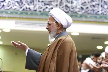 آیت‌الله جوادی آملی در قم بر پیکر رهبر شهید نماز اقامه می‌کنند