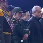 تصویری از فرزندان پزشکیان در مراسم وداع با رهبر شهید
