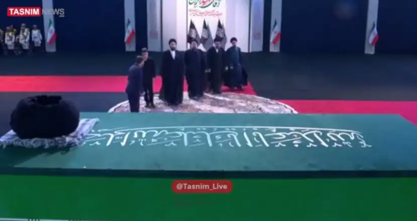 6438090 ادای احترام خانواده امام خمینی به پیکر رهبر شهید/ احوالپرسی برادران حسن خمینی با عراقچی و پزشکیان/ پسر حسن خمینی هم بود