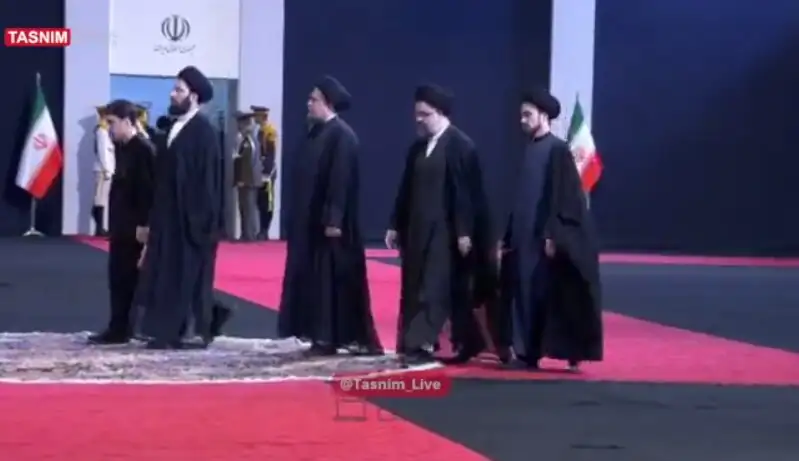6438091 ادای احترام خانواده امام خمینی به پیکر رهبر شهید/ احوالپرسی برادران حسن خمینی با عراقچی و پزشکیان/ پسر حسن خمینی هم بود