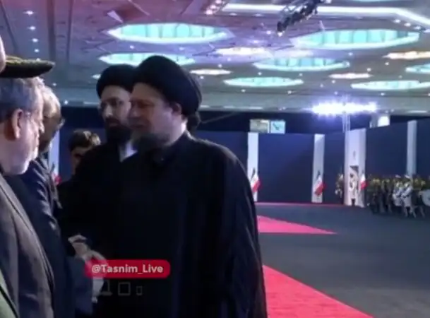6438093 ادای احترام خانواده امام خمینی به پیکر رهبر شهید/ احوالپرسی برادران حسن خمینی با عراقچی و پزشکیان/ پسر حسن خمینی هم بود