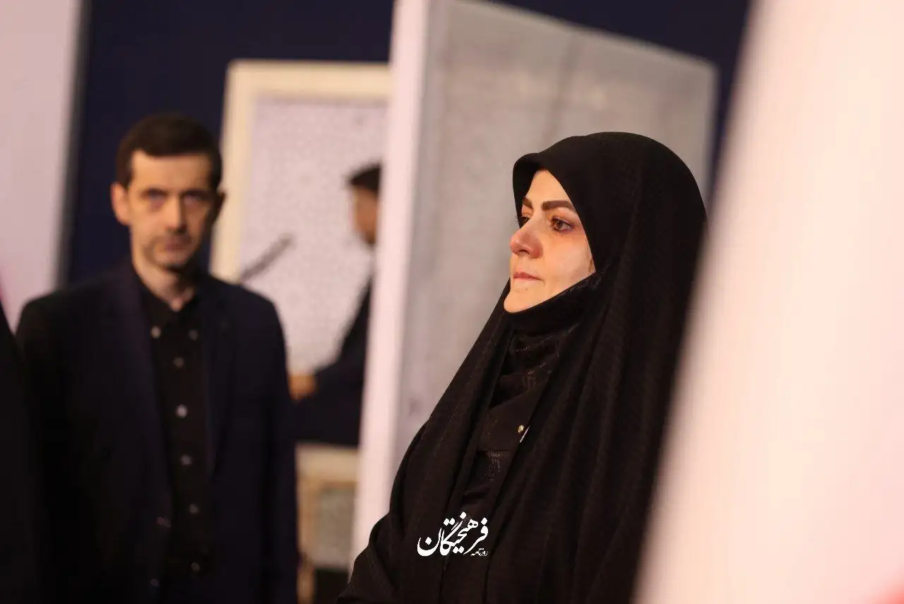 تصویری از فرزندان رئیس جمهور در مراسم وداع با رهبر شهید