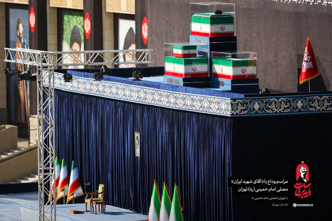 6438337-1 آغاز رسمی مراسم وداع با رهبر شهید/ پیکر رهبر شهید و ۴ تن از اعضای خانواده میزبان مردم عزادار