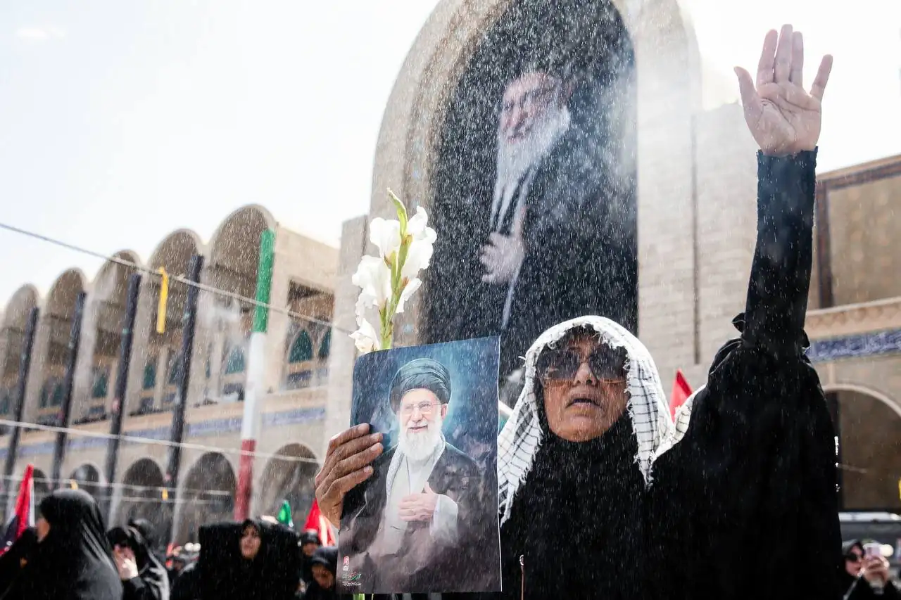 تصاویری از حضور پررنگ زنان در مراسم وداع با رهبر انقلاب
