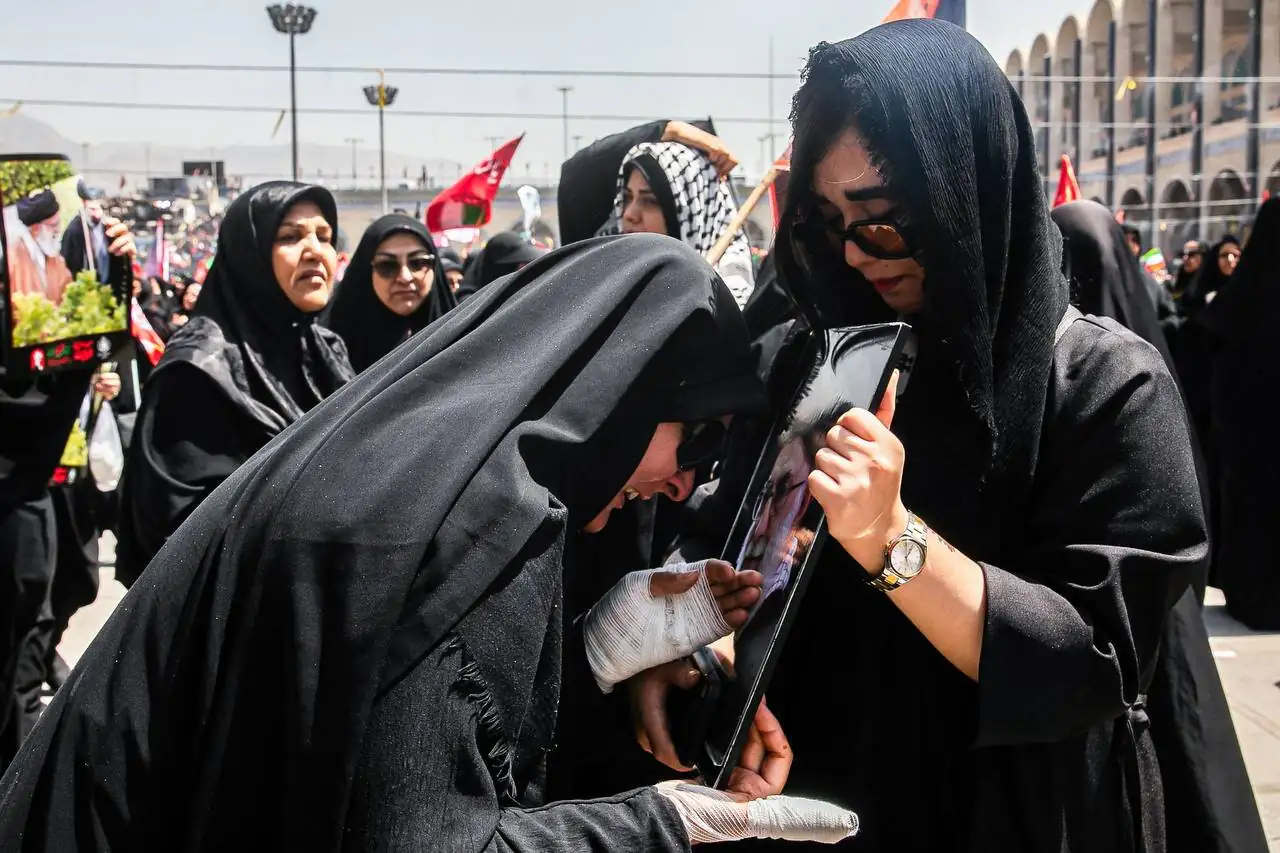 تصاویری از حضور پررنگ زنان در مراسم وداع با رهبر انقلاب