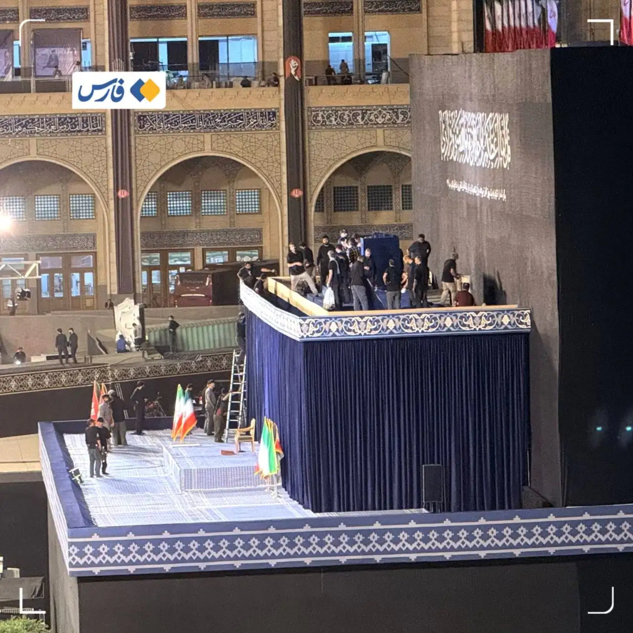 آماده‌سازی محل قرارگرفتن پیکر رهبر شهید در مصلای تهران