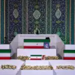 اقامه نماز بر پیکر رهبر شهید | پیکر رهبر شهید انقلاب و خانواده در جایگاه قرار گرفت