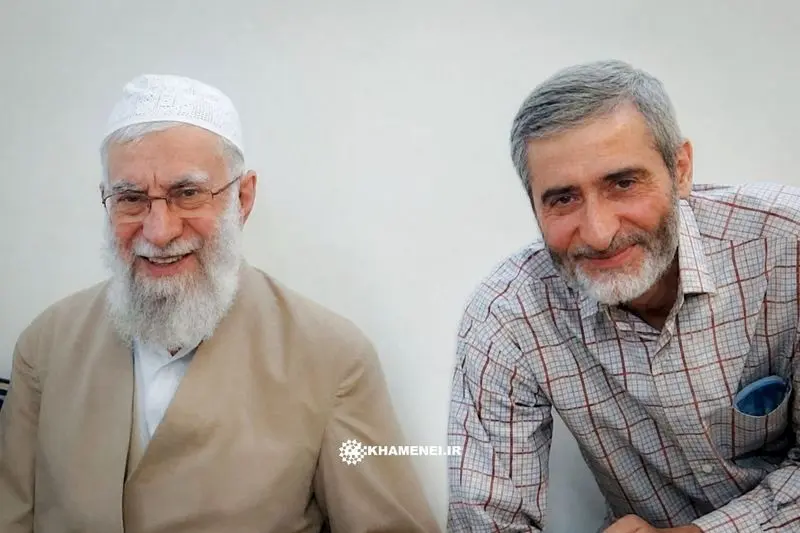 قابی از شهید مصباحالهدی باقری داماد رهبر شهید همراه ایشان + عکس قابی از شهید مصباحالهدی باقری داماد رهبر شهید همراه ایشان + عکس